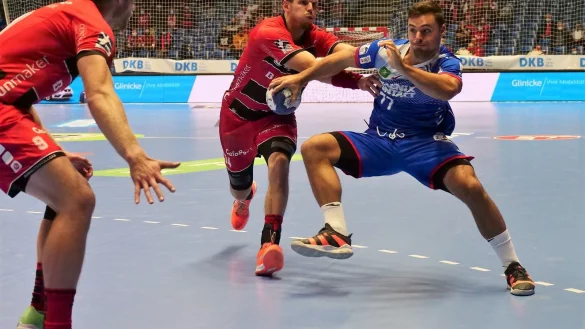 Mit raumgreifenden Schritten will Dani Baijens (hier gegen Melsungens Kai H&auml;fner) in die Leipziger L&uuml;cken sto&szlig;en. Foto: J&ouml;rg Hagemann - &copy; J&ouml;rg Hagemann