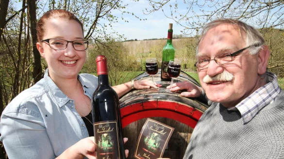 Funkelt rubinrot in der Sonne: Katrin Friedrichs und Oskar Wnendt von Blomberg Marketing testen am noch kahlen Weinberg schon einmal den neuen Nelkenst&auml;dter Paradiesblick. - &copy; Vera Gerstendorf-Welle