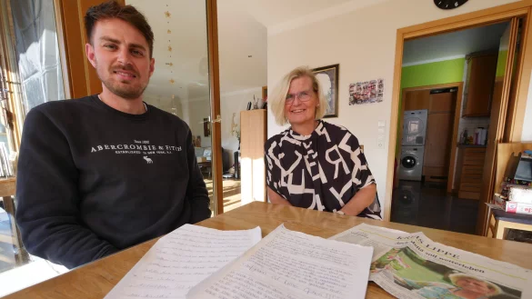 Tobias Eisele hat mit seiner Stammzellenspende 2019 Andrea Prasses Leben gerettet. Sie ist nun vom Blutkrebs geheilt und trifft ihren Spender pers&ouml;nlich. Vor ihnen liegen Briefe, die sie vorher austauschten. Zwei Jahre lang wurden diese von der DKMS anonymisiert. - &copy; Jost Wolf