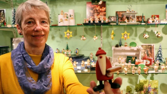 Tradition trifft auf Moderne. Die Erzgebirgs-Engel von Wendt & K&uuml;hn sind des Sammlers begehrteste St&uuml;cke. Aber auch das Handwerk im Erzgebirge geht mit der Mode, so wie der coole Nikolaus samt Stollengeb&auml;ck von K&ouml;hler. - &copy; Yvonne Glandien