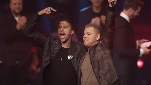 Tay Schmedtmann (r) gewinnt das Finale der Sat.1-Castingshow "The Voice of Germany" in Berlin und der S&auml;nger Andreas Bourani gratuliert. - &copy; J&ouml;dpa/dpa