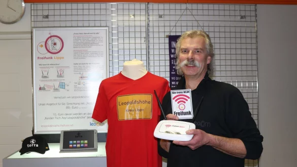 Dirk Czychun zeigt einen Router, der f&uuml;r die Freifunk-Initiative eingesetzt wird. - &copy; Foto: Dohna