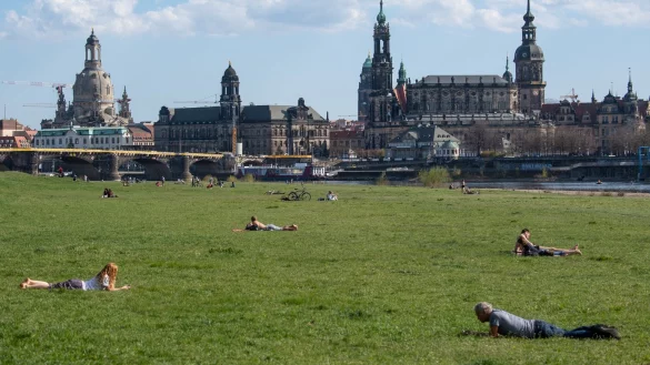 Abstandhalten - &copy; Foto: Robert Michael/dpa-Zentralbild/dpa