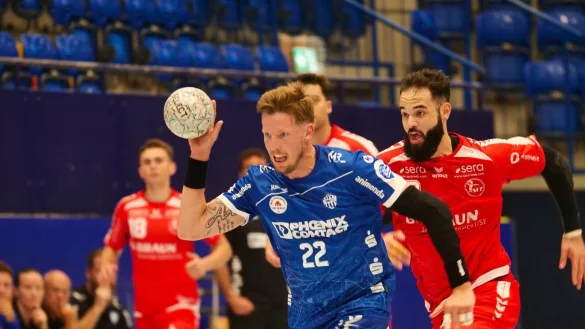 Zwei neue Kreisläufer im Laufduell: Melsungens Ruben Marchan (rechts) kann Adam Nyfjäll nur hinterherrennen. - © Jörg Hagemann