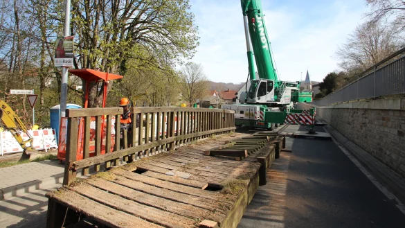 Ein Autokran hat die alte Br&uuml;cke &uuml;ber die Westerkalle am M&uuml;hlendamm in Hohenhausen abgenommen. Sie wird noch auf der Hohenhauser Stra&szlig;e von Eugen Moskvin von der Firma Uhlig aus Lage zerlegt. - &copy; Jens Rademacher