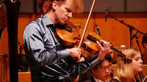 Veit Hertenstein begeistert auf der Viola durch seine brillante Tongebung in nuancierten Klangfarben. Der Bratschist ist seit dem Jahr 2016 Dozent an der Hochschule f&uuml;r Musik. - &copy; Thomas Kr&uuml;gler