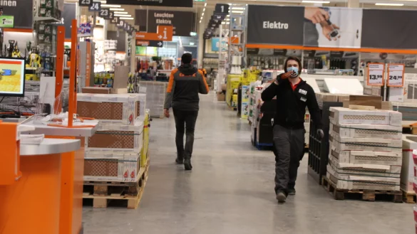 Der Obi an der Salzufler Stra&szlig;e &ouml;ffnet am Montag - allerdings wegen der Corona-Beschr&auml;nkungen nicht f&uuml;r alle Kundengruppen. Freitagabend soll die Inneneinrichtung des Marktes trotzdem schon komplett fertig sein. - &copy; Susanne Barth