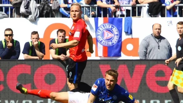 Kai Pr&ouml;ger, der sich hier gegen den Kieler und Ex-Paderborner Hauke Wahl durchsetzt, hat gute Erinnerungen ans Holstein-Stadion. In der Saison 2018/19 traf der SCP-Fl&uuml;gelflitzer beim 2:1-Sieg an der F&ouml;rde. - &copy; imago images