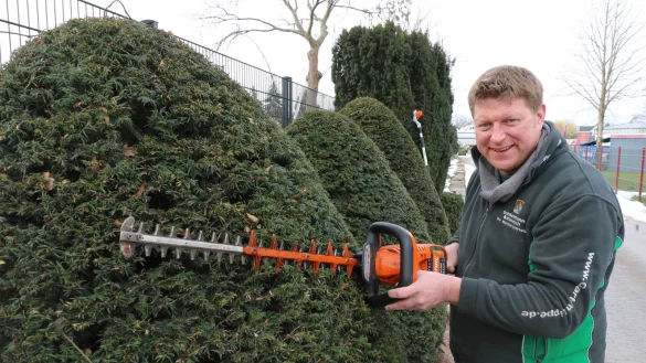 G&auml;rtnermeister Meik Schlichtmann demonstriert an einer Hecke auf seinem Firmengel&auml;nde, wie das mit dem R&uuml;ckschnitt ablaufen k&ouml;nnte. - &copy; Alexandra Schaller