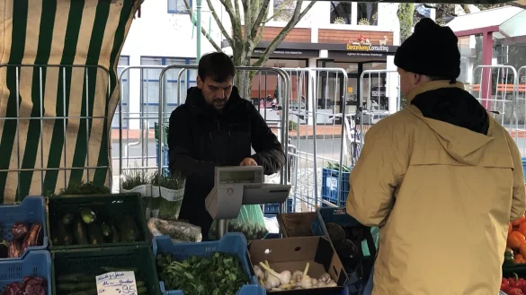 Andreas Pla&szlig; bedient an seinem Gem&uuml;se- und Obststand mittwochs auf dem Sch&ouml;tmaraner Wochenmarkt Kunden. Samstags ist zurzeit kein Stand auf dem Marktplatz zu finden. - &copy; Archivfoto: Thomas Reineke