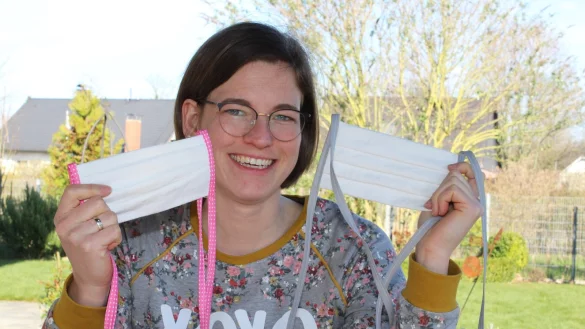 Nicole Kamphausen zeigt die ersten Prototypen, die sie an der heimischen N&auml;hmaschine f&uuml;r den guten Zweck produziert hat. In der Kirchengemeinde Sylbach n&auml;hen Kreative ehrenamtlich Schutzmasken f&uuml;r Pflegepersonal. - &copy; Sandra Castrup