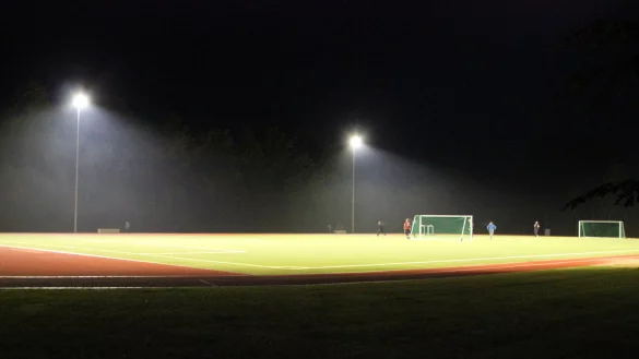 Begehrt: In D&ouml;rentrup l&auml;uft die Diskussion &uuml;ber den Bau des ersten Kunstrasenplatzes im Gemeindegebiet. Das Foto zeigt das Spielfeld in Hohenhausen. - &copy; Archivfoto: Jens Rademacher
