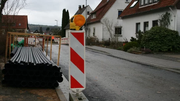 Die Bauarbeiten in der Bergstra&szlig;e in B&ouml;singfeld schreiten voran, w&auml;hrend die Anlieger aufatmen. Sie haben nach langer Diskussion mit Verwaltung und Politik eine Reduzierung der Beitr&auml;ge f&uuml;r den Gehweg und ein Zugest&auml;ndnis beim Oberfl&auml;chenwasser erreicht. - &copy; Sylvia Frevert
