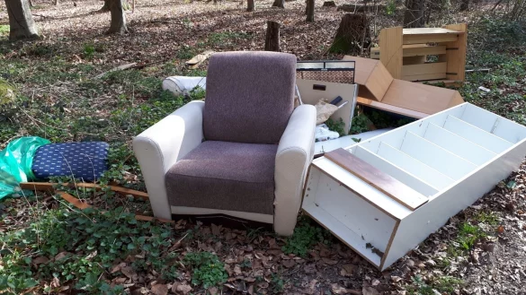 Wieder hat jemand seinen Sperrm&uuml;ll im Waldst&uuml;ck in der N&auml;he des Tierheims abgeladen. - &copy; Marion Brinkmann