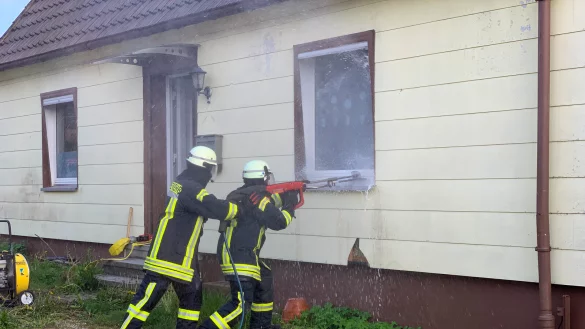 Das L&ouml;schsystem "Cobra" in Aktion. Durch extrem hohen Wasserdruck k&ouml;nnen winzige Zug&auml;nge in W&auml;nden oder T&uuml;ren geschaffen werden. Wassernebel macht dahinter liegende Bereiche f&uuml;r die Einsatzkr&auml;fte zug&auml;nglich. - &copy; Feuerwehr Detmold