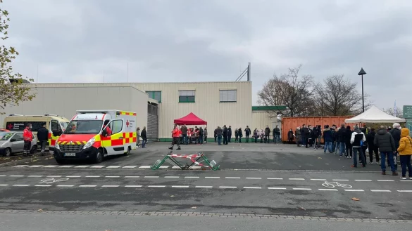 Die Menschen standen geduldig in der Schlange, diese wurde betr&auml;chtlich lang. - &copy; Freitag Medien Gruppe