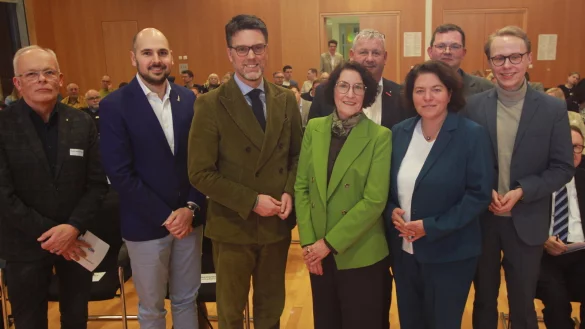 Kandidaten und Einladende (von links): Moderator Thorsten Wagner, Nicolas Sollich (Wirtschaftsjunioren), Robin Wagener (Bündnis 90/Die Grünen), Hauptgeschäftsführerin Corinna Kronsbein (Arbeitgeberverband), Kreishandwerksmeister Mickel Biere, Kerstin Vieregge (CDU), Julien Thiede (SPD) und Torben Hundsdörfer (FDP). - © Martin Hostert