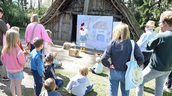 Beim Auftritt des Kinder-Hühnertheaters aus Köln lernen vor allem die jüngsten Besucher, wie Hühner am liebsten baden und welche Leibspeisen sie haben. - © Karin Prignitz