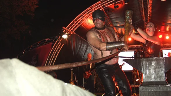 Von Wacken nach L&uuml;denhausen: Als H&ouml;hepunkt des Festivals zelebriert die Schweriner Band &bdquo;Ragnar&ouml;ek" ihren Rock &ndash; und bearbeitet auf der B&uuml;hne ein Schwert mit Hammer und Amboss. - &copy; Wulf Daneyko