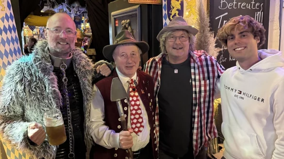 Die Ortm&auml;nner Uwe, J&uuml;rgen und Justin (von links) freuen sich &uuml;ber den Besuch von Sch&auml;fer Heinrich im Anno. - &copy; Justin Ortmann