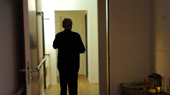 Schritt ins Ungewisse: Wenn demente Menschen aus ihrer gewohnten Umgebung gerissen und ins Krankenhaus eingeliefert werden, stresst sie das in der Regel sehr. - &copy; dpa/Uwe Zucchi