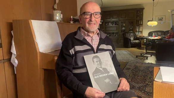Martin Klesse aus Bad Meinberg hat 2004 sein Leben niedergeschrieben. In dem Buch erzählt er auch von der Vertreibung und Flucht seiner Familie aus Schwenz/Kreis Glatz. - © Silke Buhrmester