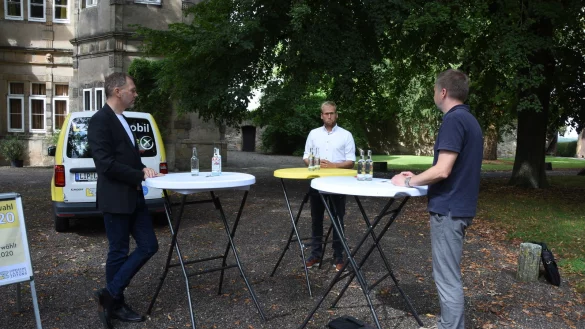 Die B&uuml;rgermeisterkandidaten f&uuml;r Barntrup, (von links) J&uuml;rgen Schell (parteilos) und Borris Ortmeier (parteilos, unterst&uuml;tzt von CDU, FDP und Gr&uuml;nen) stellen sich den Fragen von LZ-Redakteur Jens Rademacher.&nbsp; - &copy; Raphael Bartling