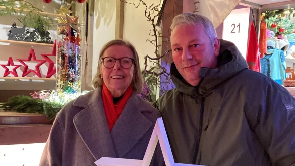 Marion Kettelhake, Vorsitzende des Seniorenbeirates, und Claudio Berthold, Vorsitzender des Beirates f&uuml;r die Belange von Menschen mit Behinderung, pr&auml;sentieren ihre Arbeit auf dem Weihnachtsmarkt. - &copy; Stadt Detmold