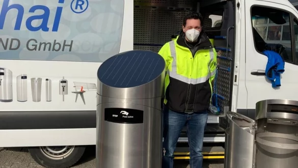 Dieser Abfalleimer w&auml;re aus Sicht der St&auml;dtischen Betriebe f&uuml;r die Fu&szlig;g&auml;ngerzone geeignet. Er presst M&uuml;ll klein und meldet, wenn er voll ist. - &copy; Stadt Detmold