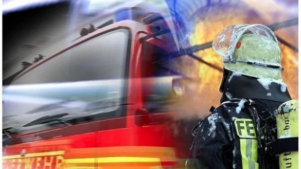 Mehrere Holzbalken brannten in der H&uuml;tte unkrontrolliert ab. - &copy; dpa