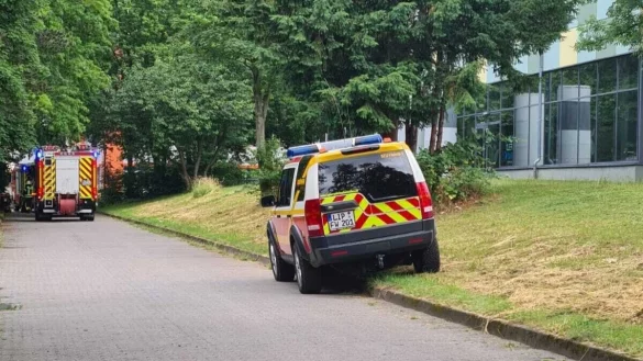 Vor der betroffenen Kindertagesst&auml;tte stehen Feuerwehrfahrzeuge an der Zufahrt zum Schulzentrum Lohfeld. 

 - &copy; Andre Brokbartold / Feuerwehr Bad Salzuflen