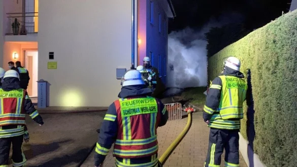 Hinter dem Mehrfamilienhaus in der Stra&szlig;e "Hoffmann's Wiesen" stehen zwei Holzschuppen in Flammen. Die Freiwillige Feuerwehr Bad Salzuflen ist mit 40 Einsatzkr&auml;ften vor Ort. - &copy; Daniel Hobein/Feuerwehr Bad Salzuflen