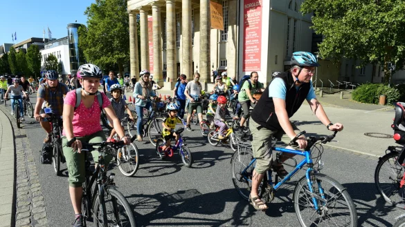 Unter dem Motto &bdquo;Platz da f&uuml;r die n&auml;chste Generation!" haben sich am Sonntag mehr als 50 gro&szlig;e und kleine Radfahrer im Rahmen der &bdquo;Kidical Mass" mit einer Rad-Demo f&uuml;r kindersichere Radwege eingesetzt. - &copy; Nicole Ellerbrake
