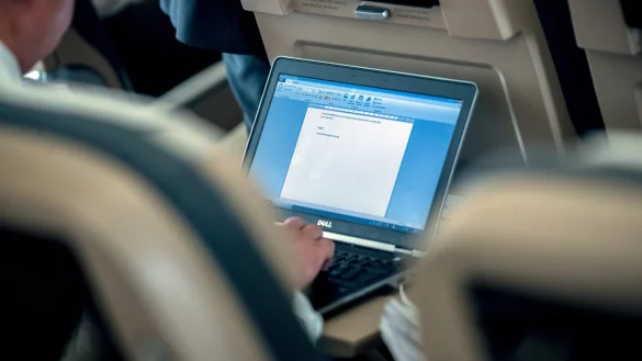Laptop im Flugzeug - &copy; Foto: Michael Kappeler/dpa
