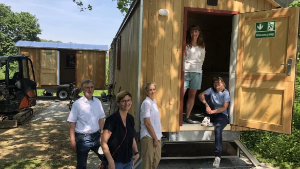 Die Bauwagen f&uuml;r den neuen Waldkindergarten stehen. In Augenschein genommen werden sie von (von links) Vorstand Udo Zippel, den Abteilungsleiterinnen Kinderg&auml;rten/OGS, Michaela Kregel und Judith Lindemeier, der k&uuml;nftigen Kita-Chefin Anita Leger und Bereichsleiterin Kinder und Jugendliche, Sabine Menzel. - &copy; Till Brand
