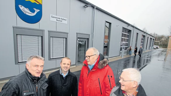 Der Asphalt vor dem neuen Geb&auml;ude ist ganz frisch. Auf ihm stehen (von links) Rainer Huneke (Eigenbetrieb Stra&szlig;en des Kreises), B&uuml;rgermeisterMario Hecker sowie seine Stellvertreter Dieter Hartwig und Ulrich Kellmer. - &copy; Jens Rademacher