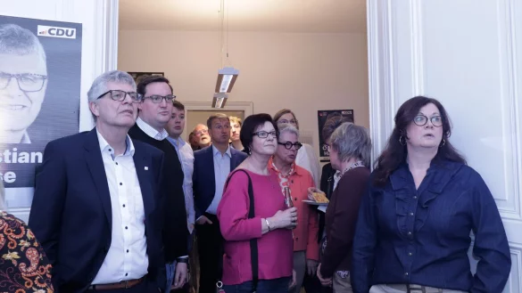 Punkt 18 Uhr läuft in der CDU-Zentrale in Höxter die erste Prognose über die Leinwand. Christian Haase (links) und seine Frau Sonja sehen nicht wirklich begeistert aus. Foto: David Schellenberg - © David Schellenberg