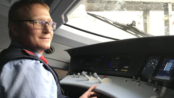 ICE-F&uuml;hrerstand - &copy; Foto: Katja Stumpp/Deutsche Bahn/dpa