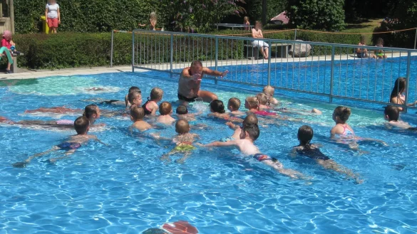 Die Freibadinitiative Heiden organisiert Schwimmkurse f&uuml;r Kinder. Das Archivfoto zeigt die Kinder bei der Wassergew&ouml;hnung mit Heinz T&ouml;lle. Der Schwimmmeister ist im Ruhestand, aber unterrichtet weiter. - &copy; Freibadinitiative Heiden