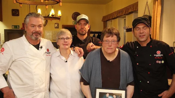 Erinnerungsfoto mit den TV-K&ouml;chen: Frank Oehler (von links), Aushilfe Karin Abbenhardt, Nils Egtermeyer, Wirtin Annette Abbenhardt und Ole Plogstedt. - &copy; Archivbild: Marianne Schwarzer