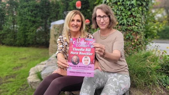 Sabine Cord-Sprick (links) und Katrin Hoppe vom Inner Wheel Club Bad Salzuflen-Lemgo mit dem pinken Flyer f&uuml;r die "Sisters of Comedy"-Nacht am 13. November. - &copy; Katrin Kantelberg