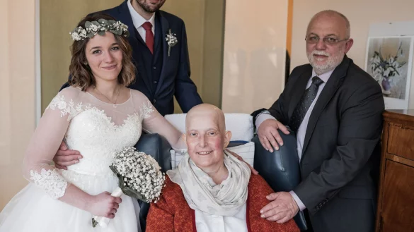 Annika und Philipp H&ouml;tger haben sich im Hospiz das Ja-Wort gegeben und der todkranken Mutter und dem Vater einen gro&szlig;en Wunsch erf&uuml;llt. - &copy; julieanduwelovestories, Bielefeld