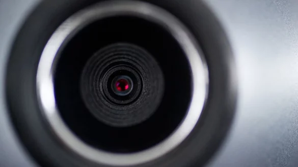 Ein sehr kleine Kameralinse - &copy; Foto: Jan-Philipp Strobel/dpa/dpa-tmn