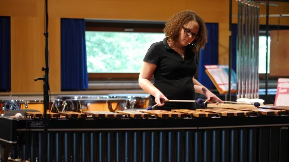 Nadine Baert &uuml;bt in der Hochschule f&uuml;r Musik Detmold an der Marimba. Das war vor der Coronavirus-Pandemie. In ihrer Heimat in Luxemburg kann sie mit dem Instrument nicht proben. So geht es vielen Musikstudenten. - &copy; Hochschule f&uuml;r Musik Detmold