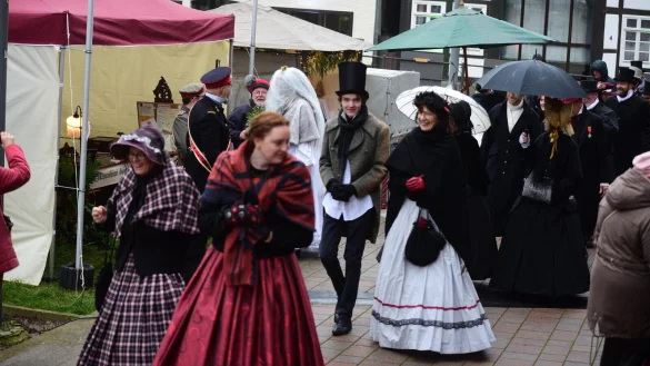 Einfach usselig: Dass auch die Kostümierten beim Charles-Dickens-Festival nicht ihre helle Freude am Wetter hatten, war schwer zu übersehen. - © Nicole Ellerbrake