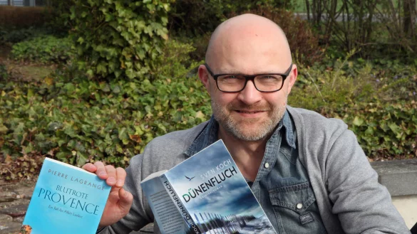 In Personalunion: die Autoren Sven Koch und Pierre Lagrange mit den beiden druckfrischen Krimis. - &copy; Bernhard Preuss