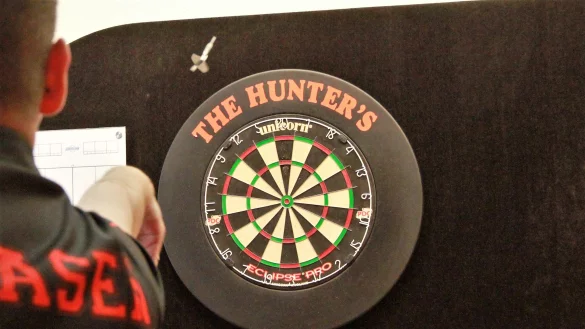 Das Dartscheibe anvisiert, der Pfeil fliegt: Bald steht die WM auf dem Programm. - &copy; Oliver K&ouml;nig