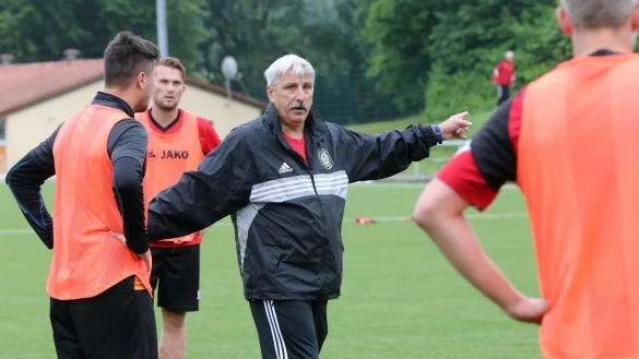Dünne Kaderbesetzung: Barntrups Trainer Jörg Dettmar hat, Stand jetzt, 20 Spieler zur Verfügung. - © Paul Cohen