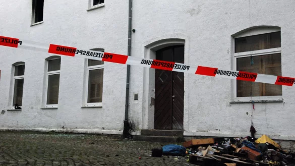 Der Staatsschutz ermittelt nach dem Feuer in dem Gebäude in Alverdissen. - © Glandien