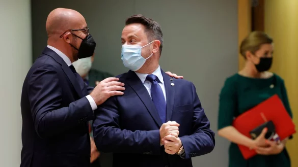 Xavier Bettel (r) und Charles Michel - &copy; Foto: Olivier Matthys/Pool AP/dpa